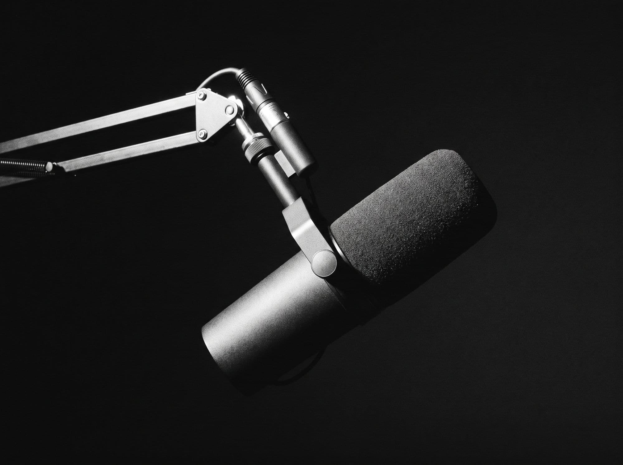 Mic podcast dengan pop filter