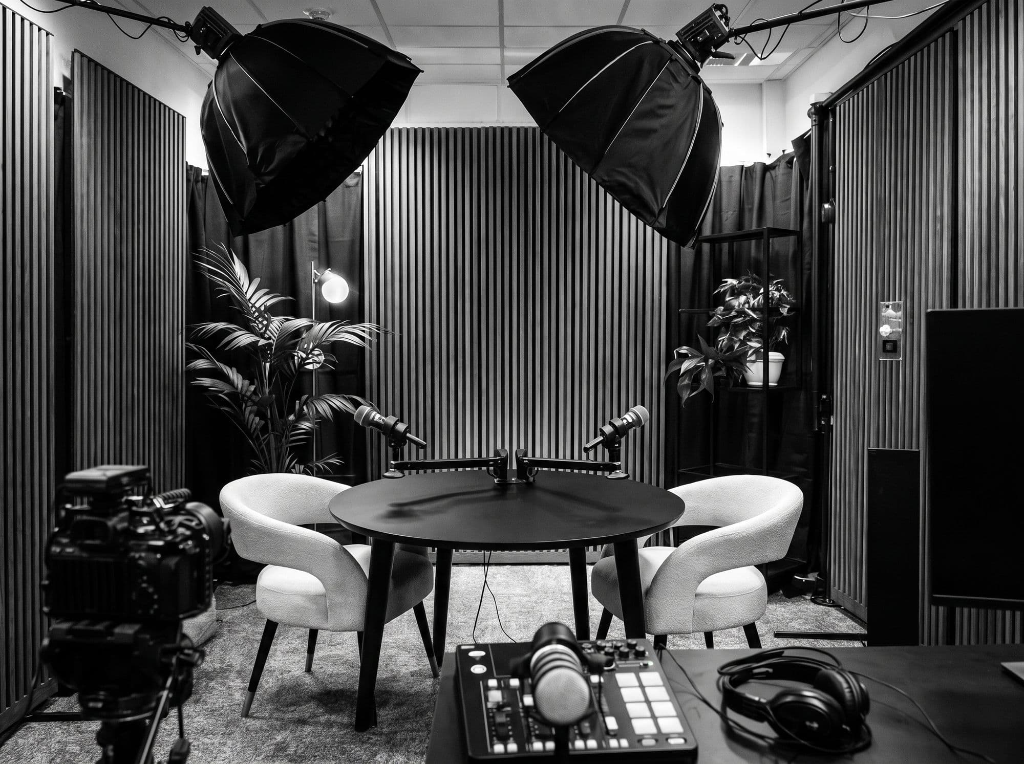 Studio podcast multi-kamera dengan beberapa kursi narasumber